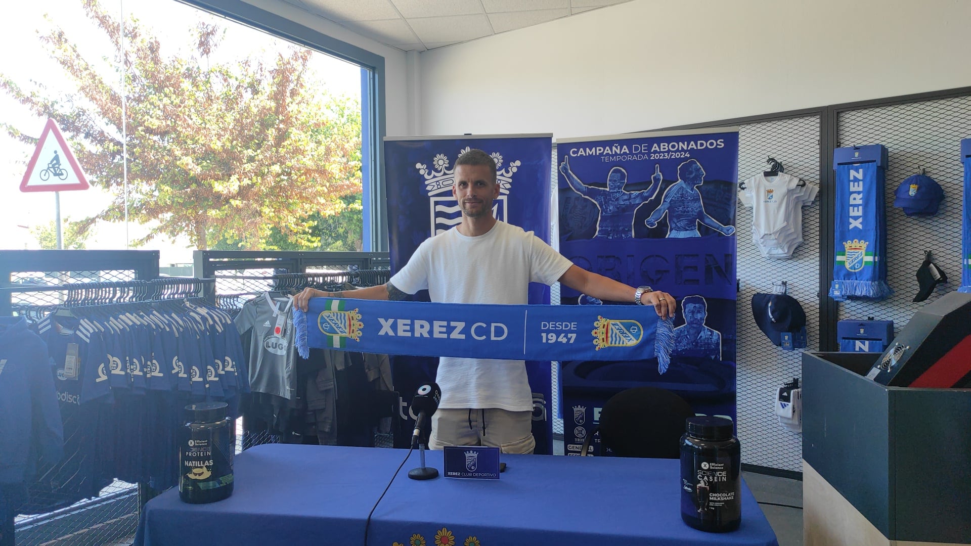 Álex Del Río posando con la bufanda del Xerez CD