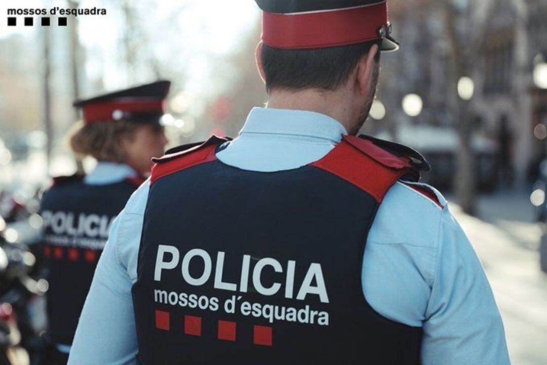Agentes de los Mossos patrullan a pie.