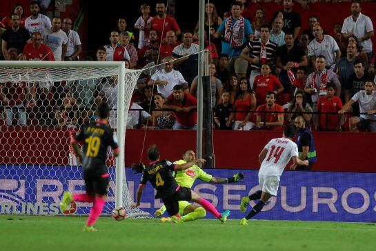 Hiroshi Kiyotake marca su primer gol con el Sevilla.