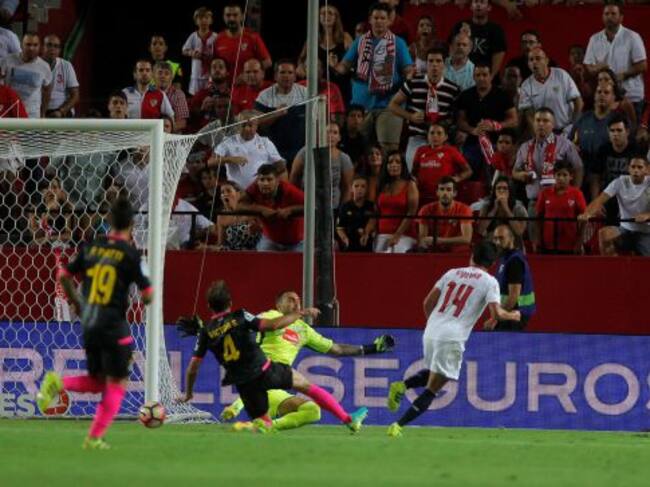 Hiroshi Kiyotake marca su primer gol con el Sevilla.