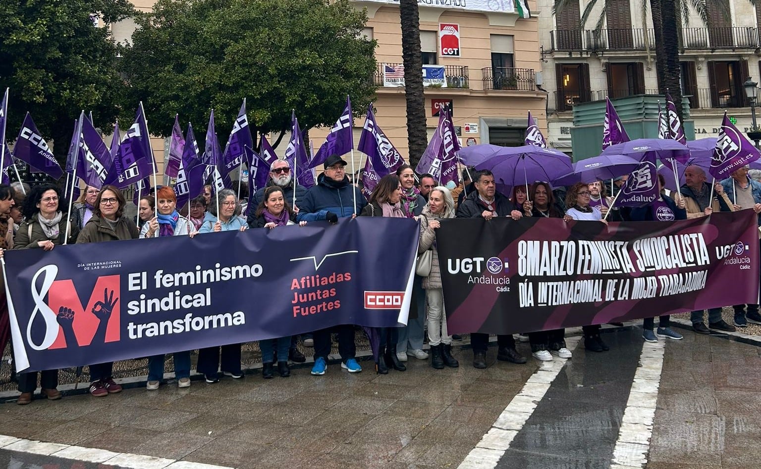 Concentración de los sindicatos, CCOO y UGT, este viernes en la plaza del Arenal de Jerez con motivo del 8-M