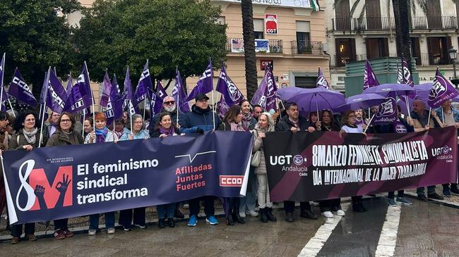 Concentración de los sindicatos, CCOO y UGT, este viernes en la plaza del Arenal de Jerez con motivo del 8-M