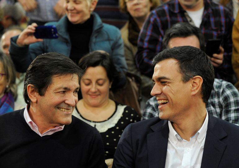 Javier Fernández, presidente de la gestora, junto al exsecretario  general del PSOE, Pedro Sánchez. 