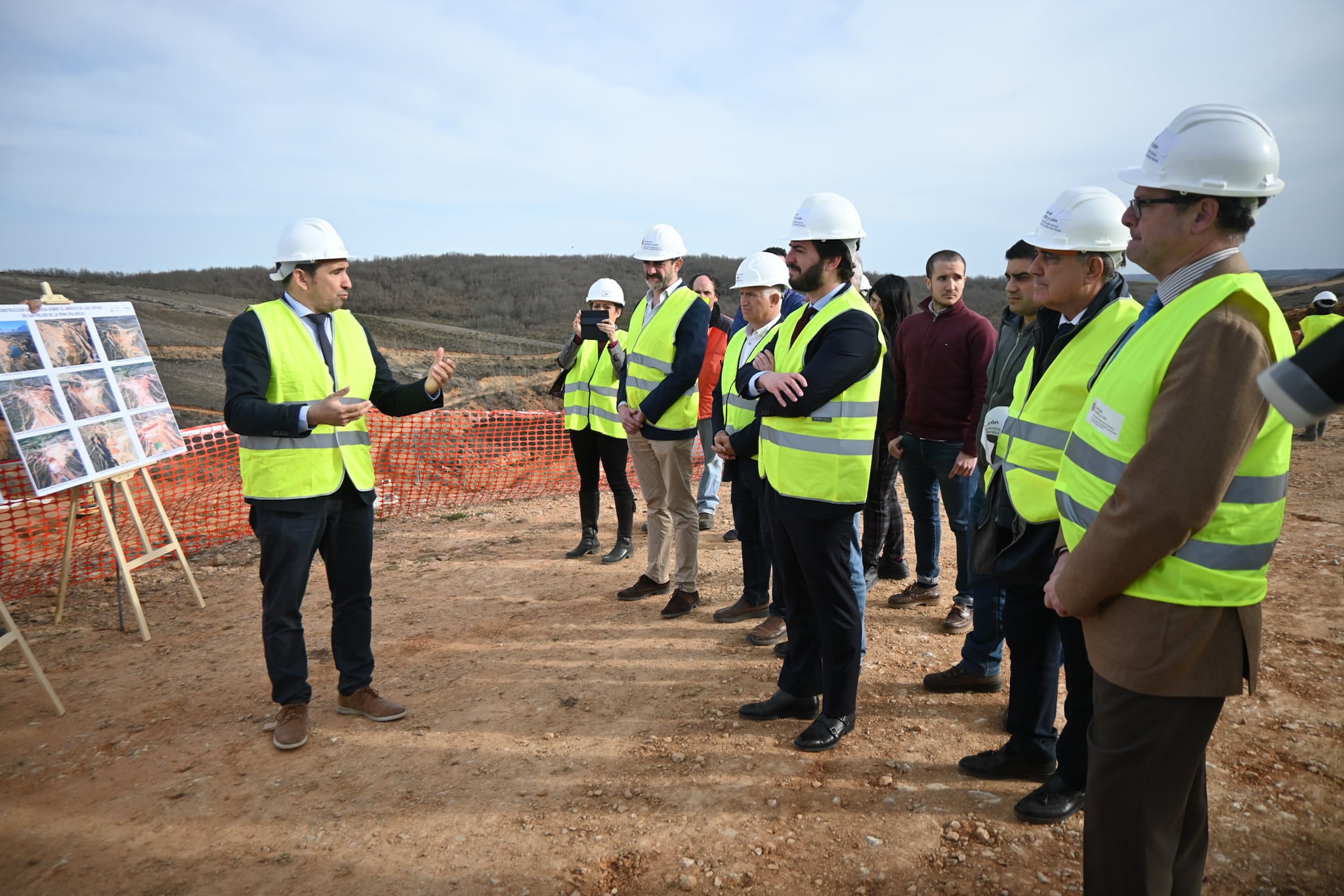 Visita de representantes de la Junta de Castilla y León a la presa sobre el Arroyo de las Cuevas