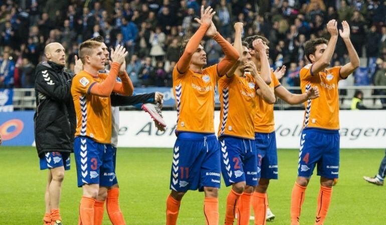 Los jugadores vitorianos saludan a la afición al terminar el partido.
