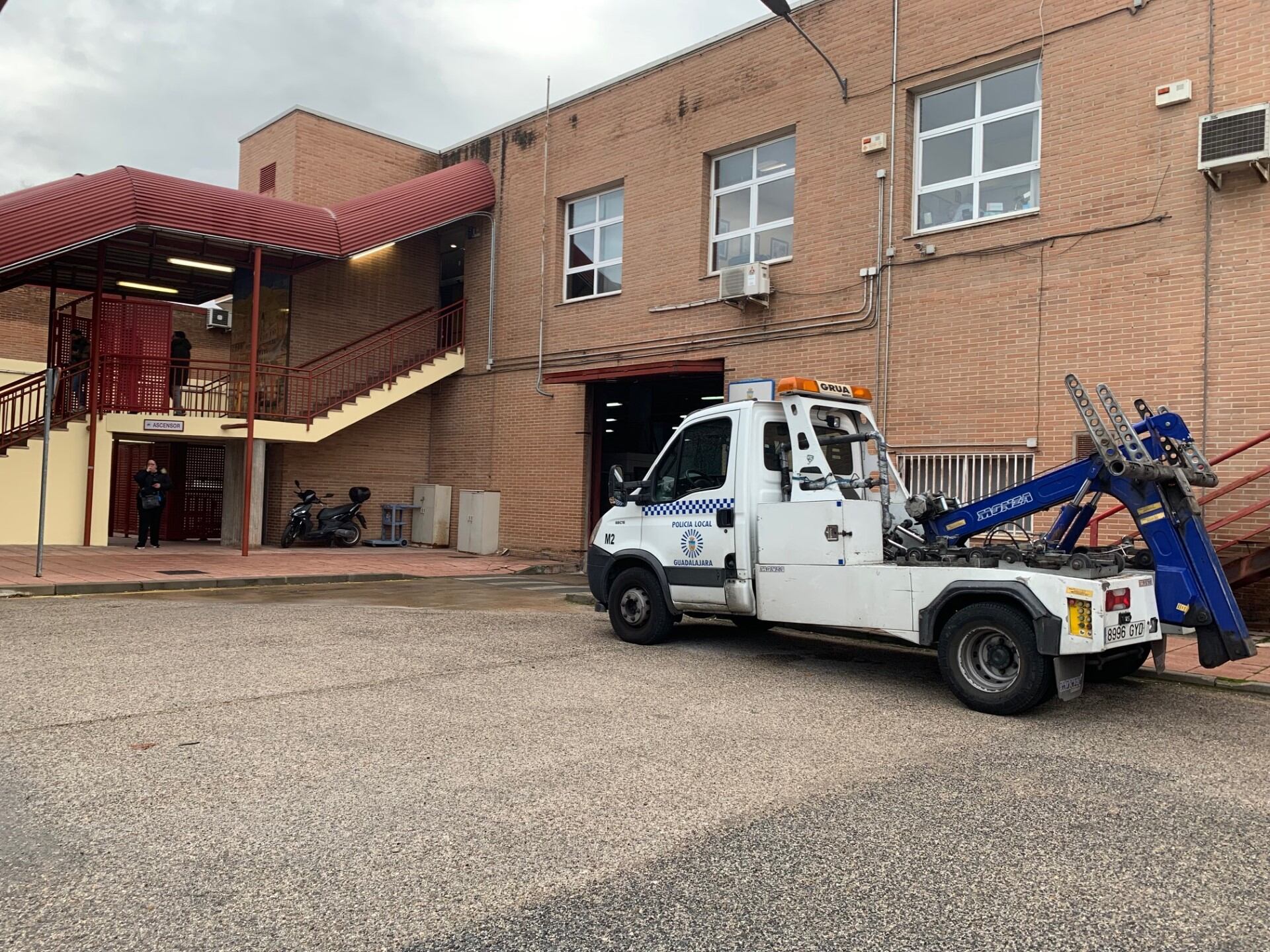 Grúa municipal en la entrada del depósito de vehículos