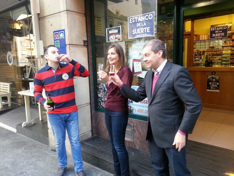 Los responsables de &#039;El Estanco de la Suerte&quot;, en la calle de Jovellanos de Oviedo, celebran el segundo premio vendido allí