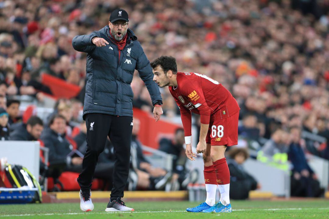 Jurgen Klopp, junto a Pedro Chirivella en un partido de la FA Cup.