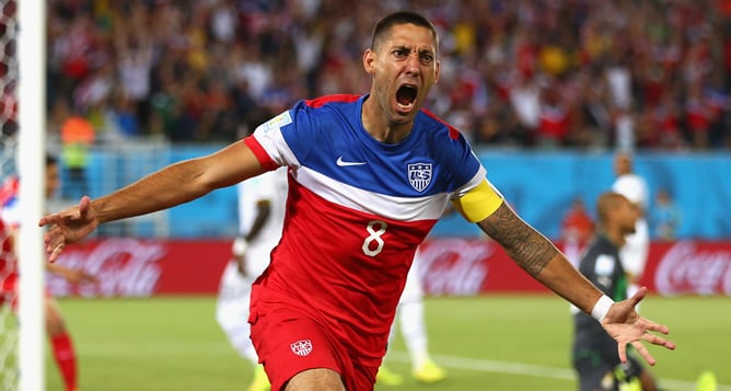 Dempsey, capitán de los norteamericanos, celebra el primer gol del partido.