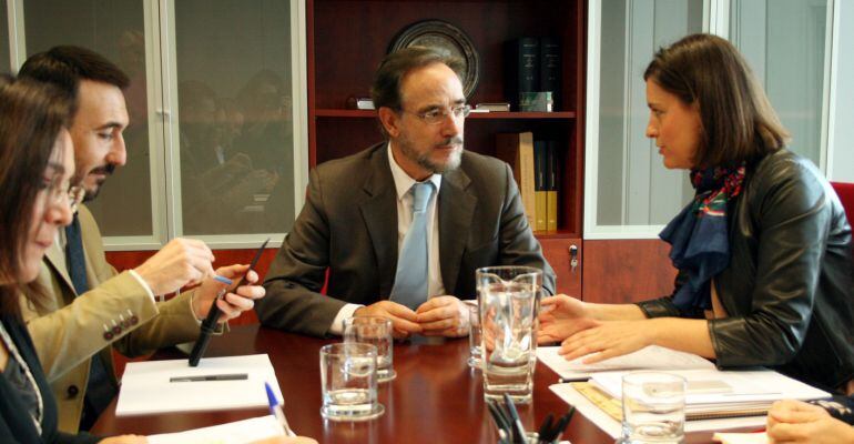 Una imagen de la reunión entre la alcaldesa Cavada y el consejero López