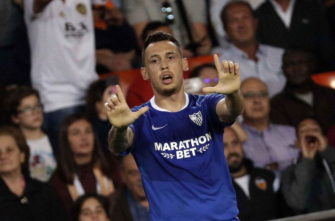 El centrocampista argentino del Sevilla FC Lucas Ocampos celebra un gol durante el partido ante el Valencia CF de LaLiga Santander correspondiente a la undécima jornada, disputado este miércoles en el estadio de Mestalla, en Valencia