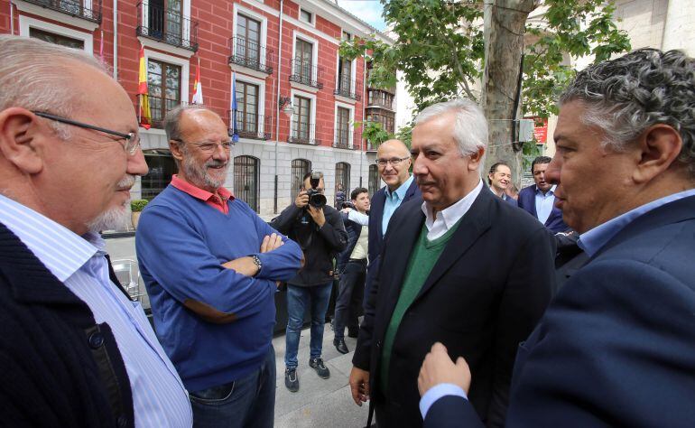 Javier Arenas, junto a José Valín, Javier León de la Riva y Tomás Burgos
