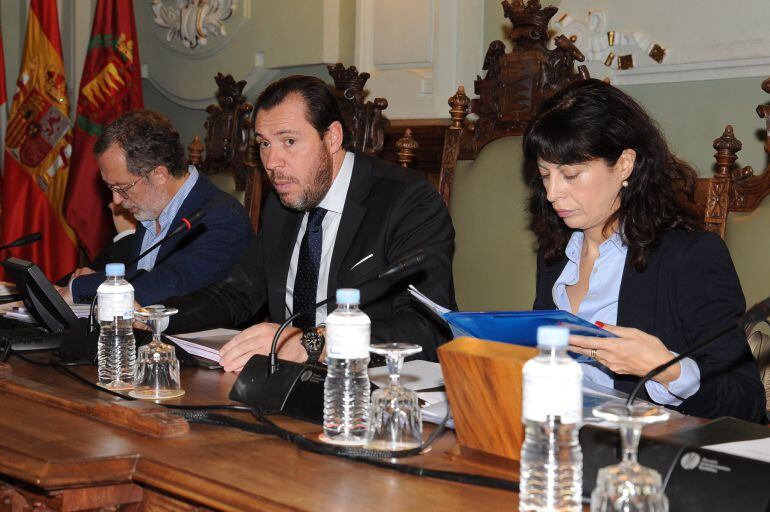 Manuel Saravia, Óscar Puente y Ana Redondo durante el debate de los Presupuestos