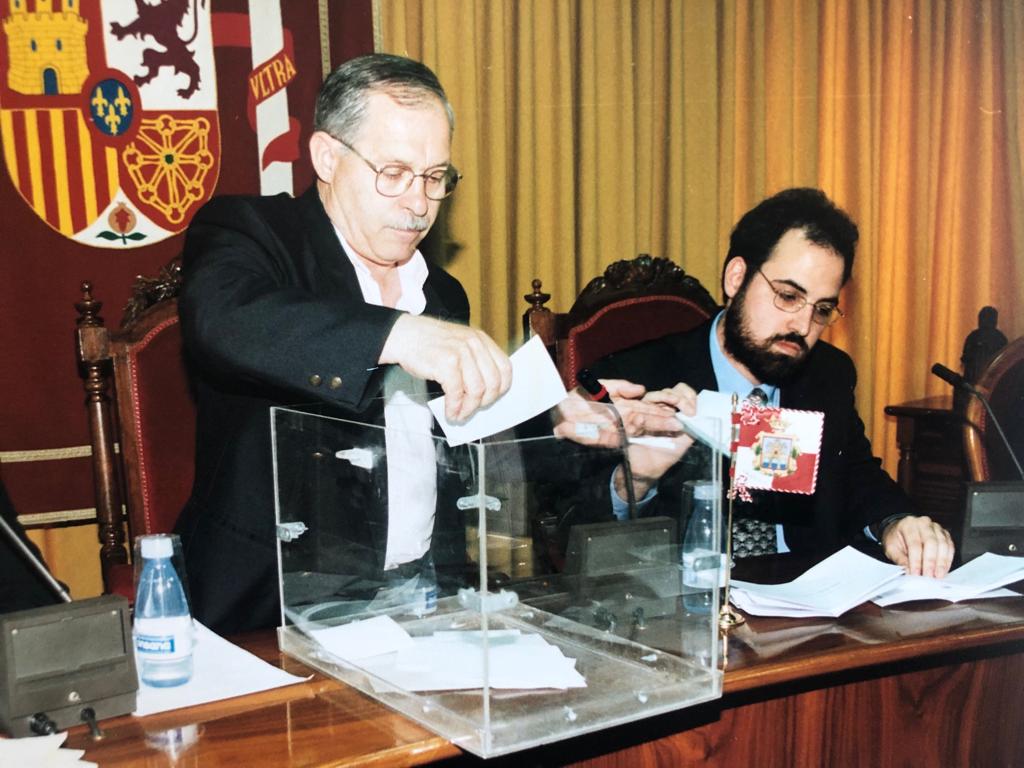 Alberto VIllahoz en el Pleno de investidura de 1999 presidió la mesa al ser el concejal de más edad, acompañado de Máximo López como el más joven de la Corporación