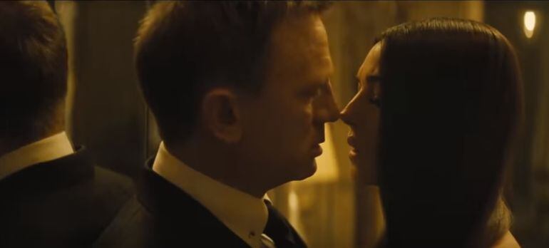 Fotograma de una escena de la película &#039;Spectre&#039;, en la que aparecen Daniel Craig y Monica Bellucci.