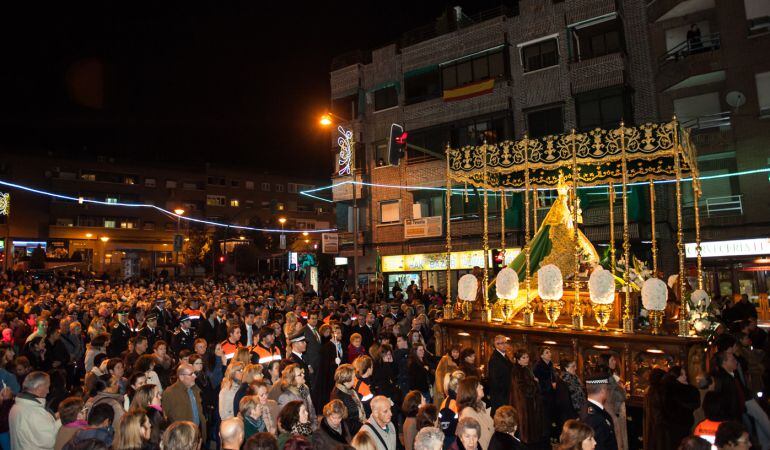 La procesión de la Virgen de la Paz a su paso por la calle Marqués de la Valdavia el 24 de enero