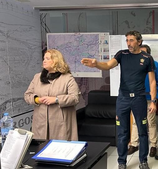 La alcaldesa Ayala recibe explicaciones en el parque de bomberos