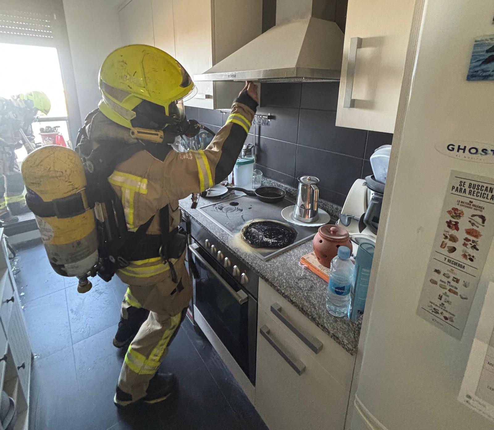 Un bombero en la cocina afectada por el incendio