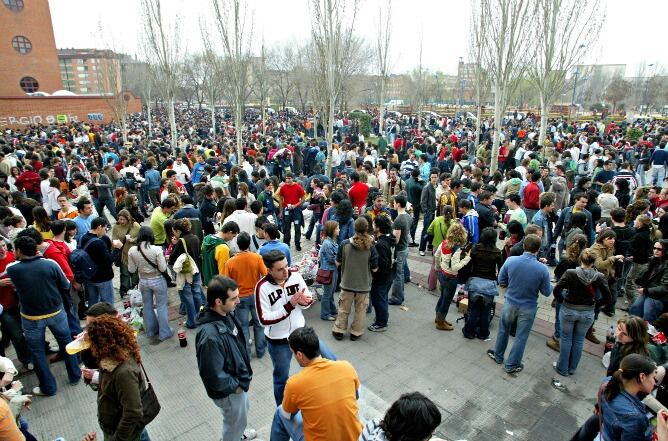 Champanadas en la Universidad de Valladolid protagonizadas hace años por jóvenes, 2006