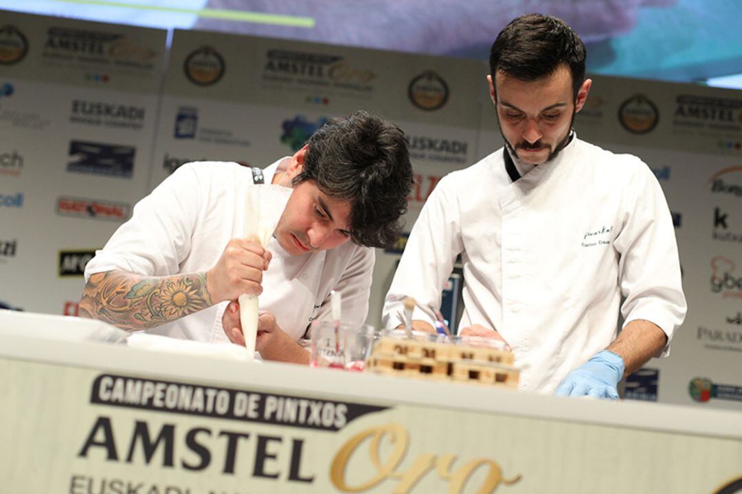 Cocineros del Waska de Vitoria-Gazteiz, en plena elaboración de un pintxo. 