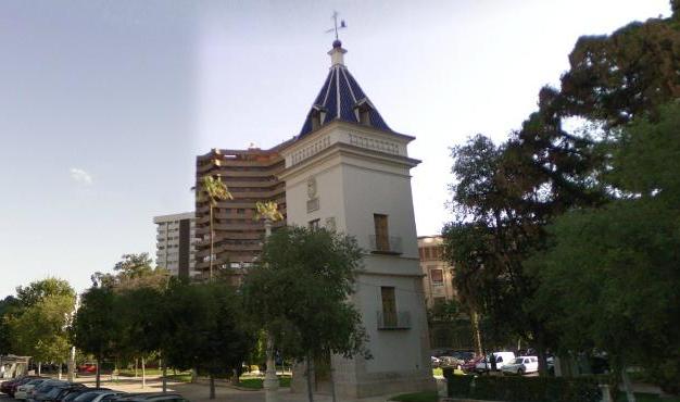 Torreón en el paseo de la Alameda que alberga en la actualidad la oficina de atención de Valenbisi