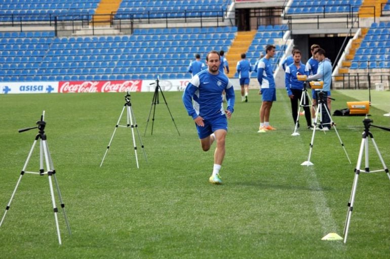 El jugador del hercules, Álvaro García, realiza una prueba de control en el estadio José Rico Pérez