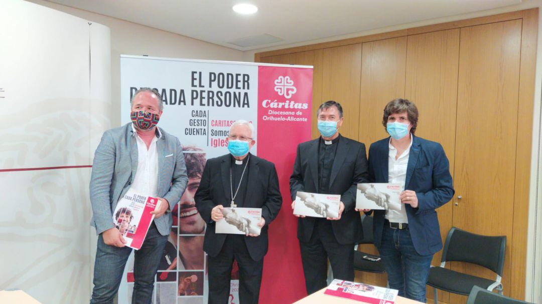 Víctor Mellado (i), el obismo Jesús Murgui junto a él y Javier Ruvira (d)