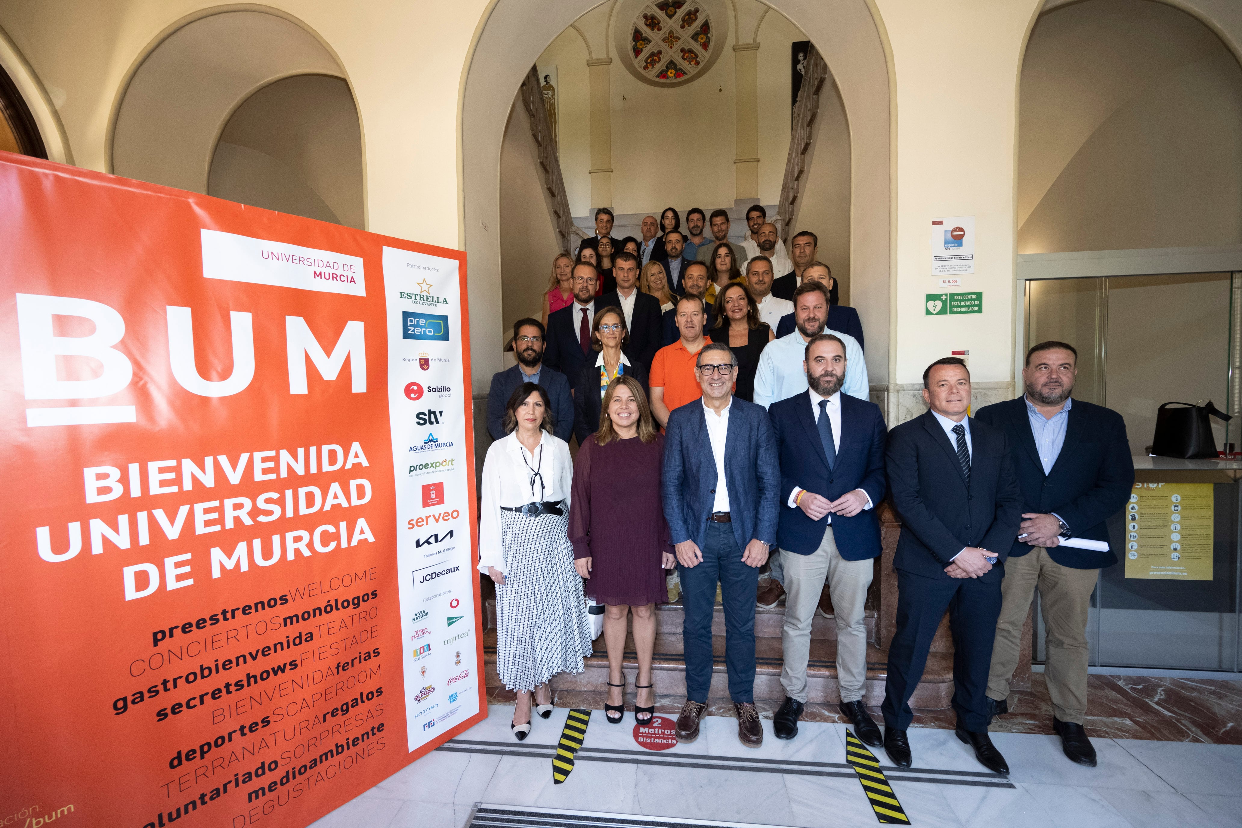 Fotografía de familia con representantes de las empresas y entidades patrocinadoras y colaboradoras