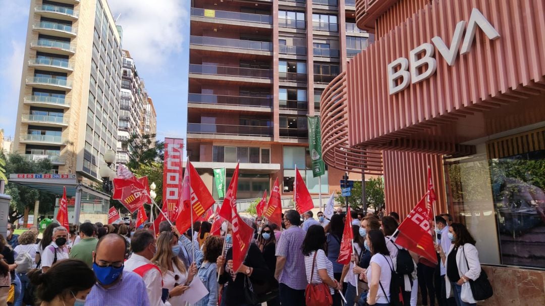 Trabajadores del BBVA de Alicante, este miércoles a las puertas de la oficina en la Rambla