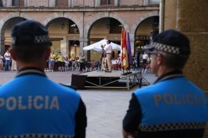 Compañeros de los agentes municipales agredidos presentes en la concentración