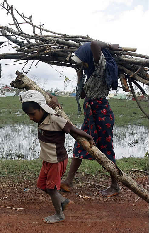 Supervivientes del ciclón Nargis llevan troncos al pueblo de Kyauktan, al sureste de Yangon