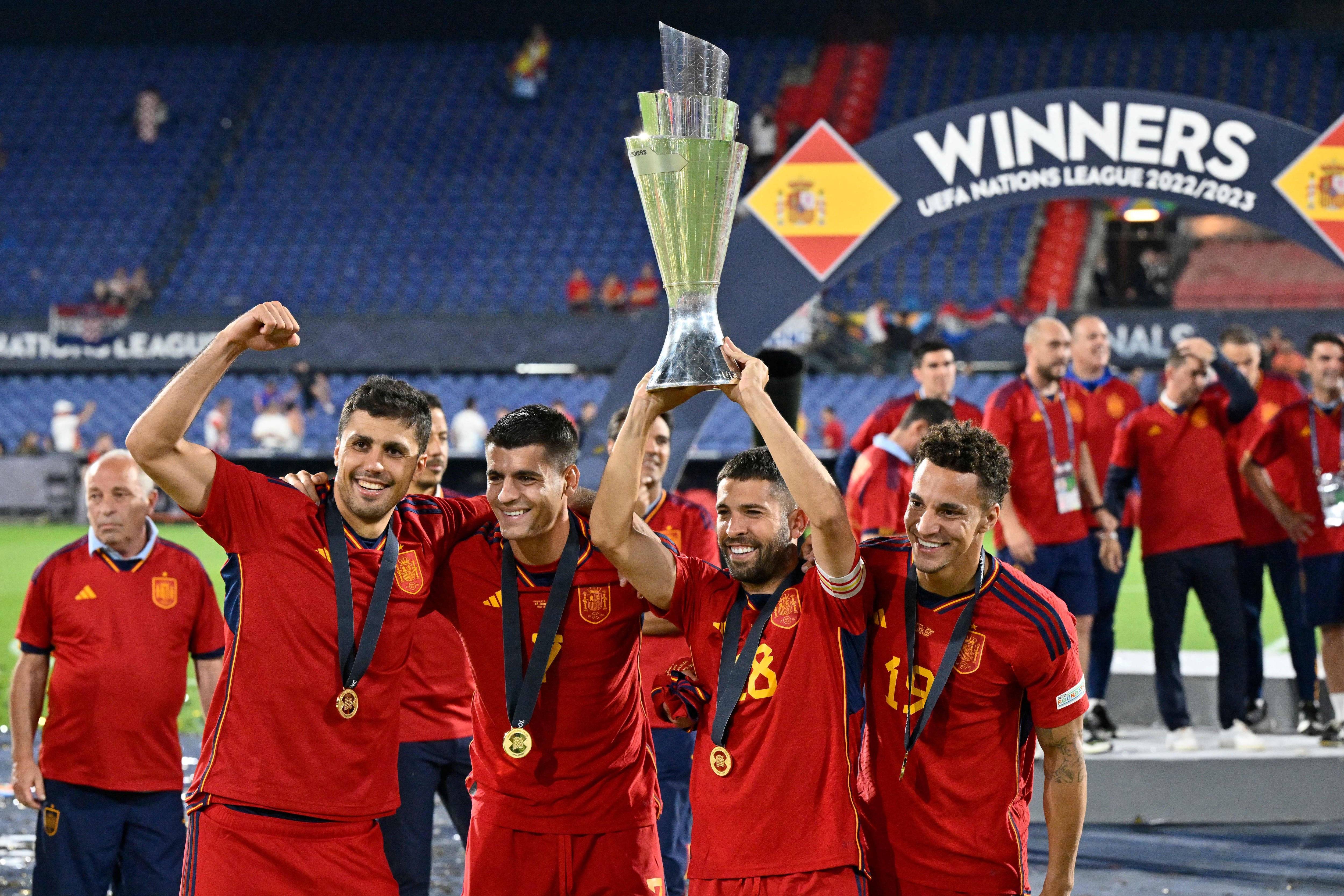 Jordi Alba, Rodri, Morata y Rodrigo Moreno levantan la copa de la Nations League