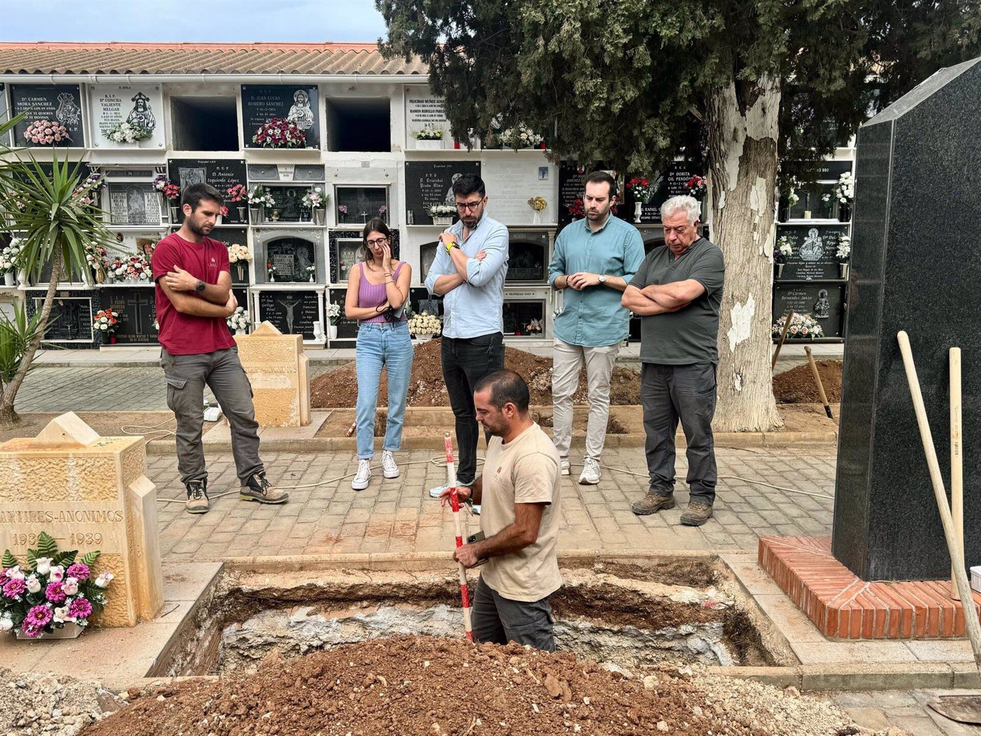 Fosas comunes en el cementerio de Campillos
