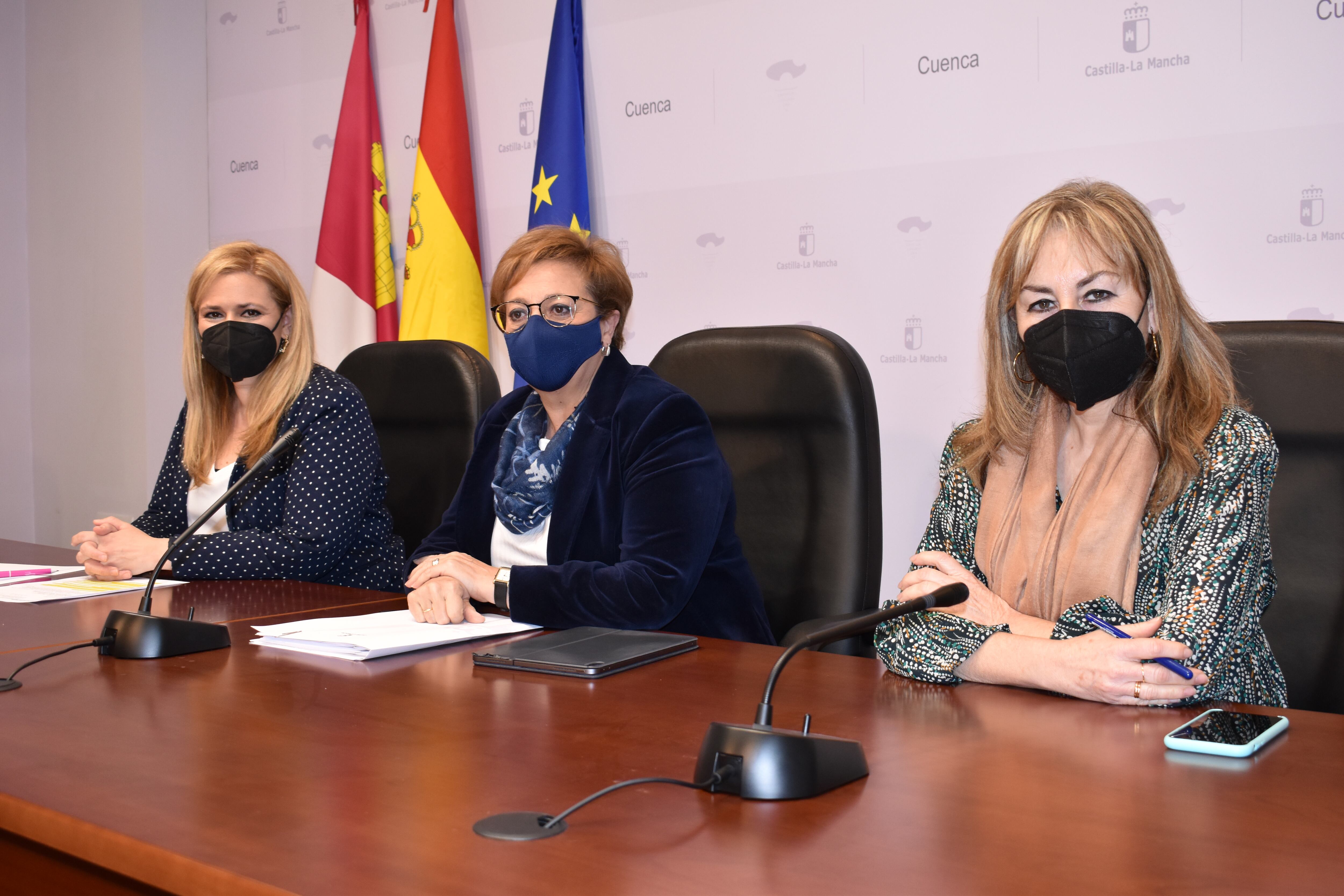 Guadalupe Martín (c) junto a la delegada de la Junta, María Ángeles Martínez (i) y la de Bienestar Social, Amelia López (d)