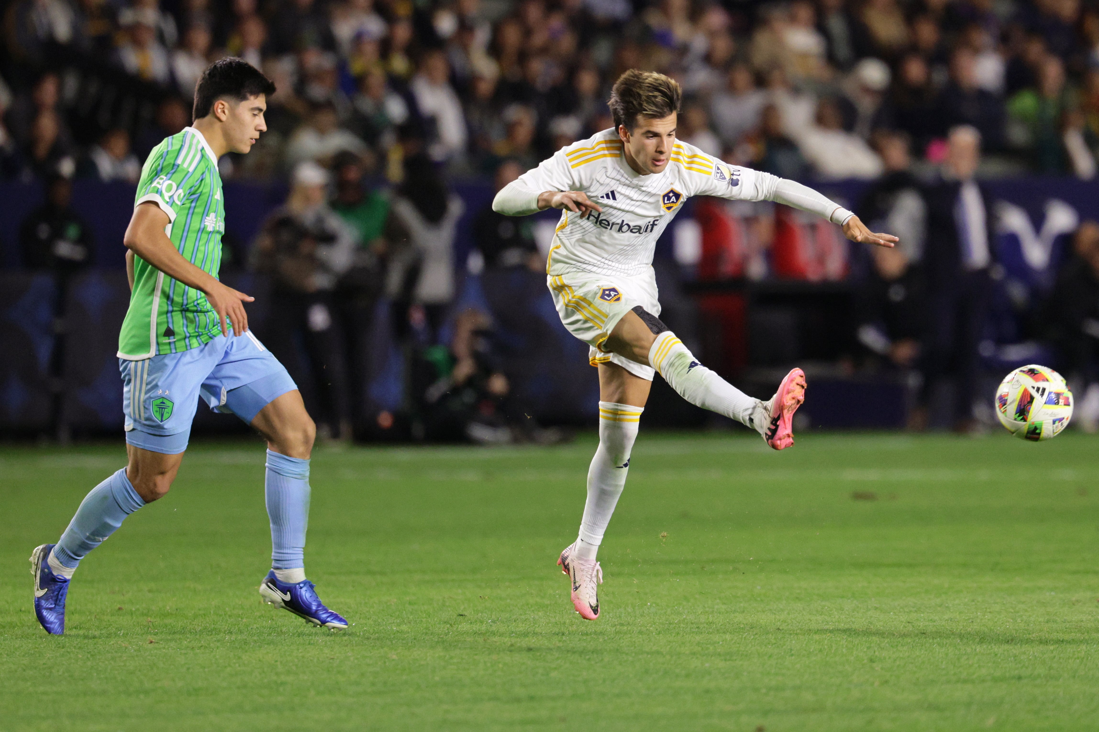 Riqui Puig da un pase durante el partido ante los Seattle Sounders