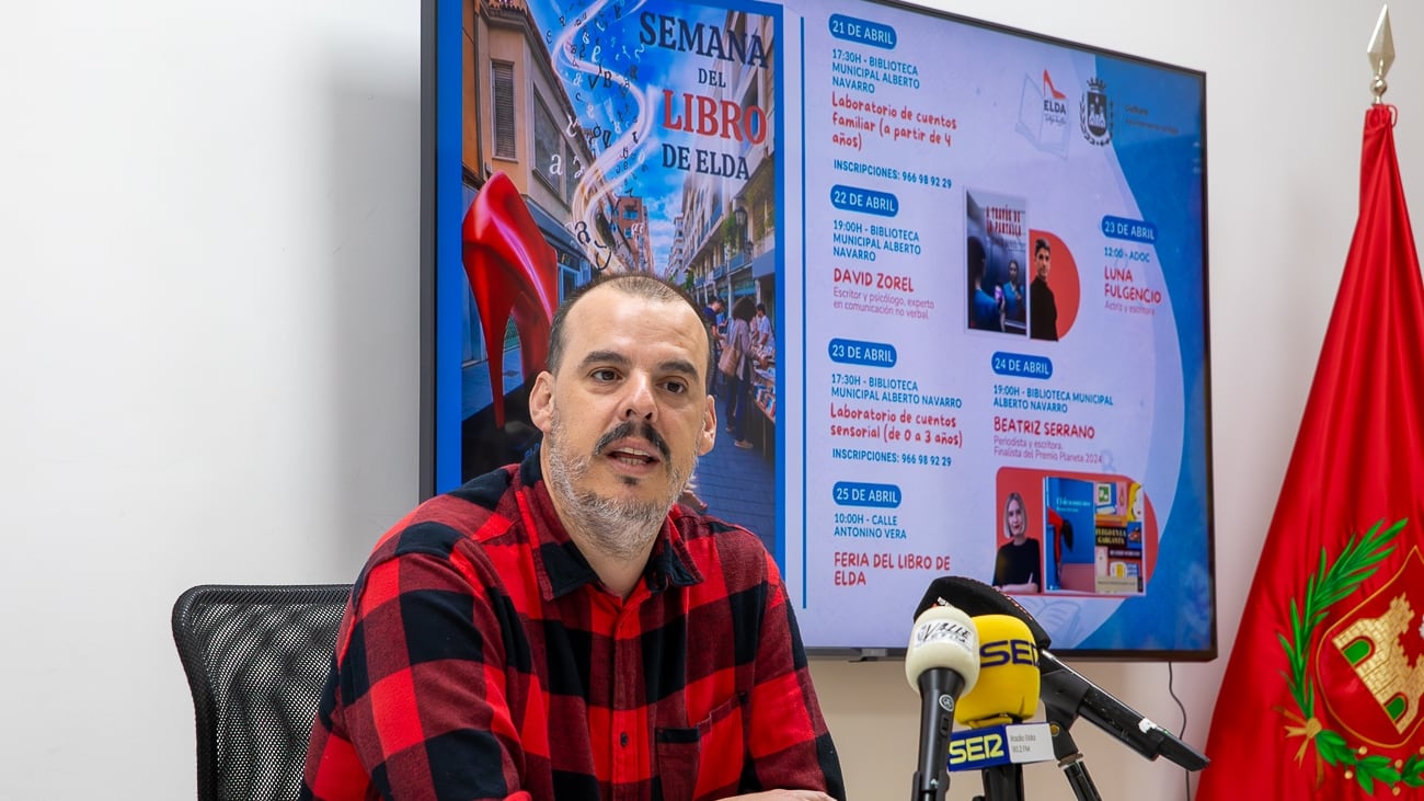 Iñaki Pérez, concejal de Cultura de Elda, durante la presentación de las actividades por el Día del Libro