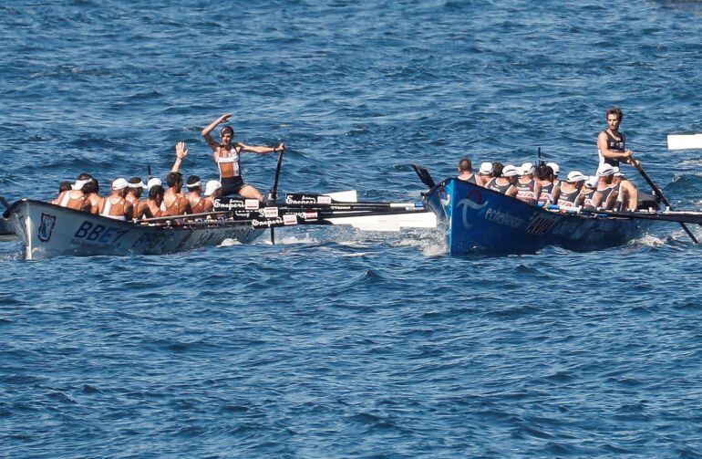 El momento del choque de palas de Zierbena y Urdaibai