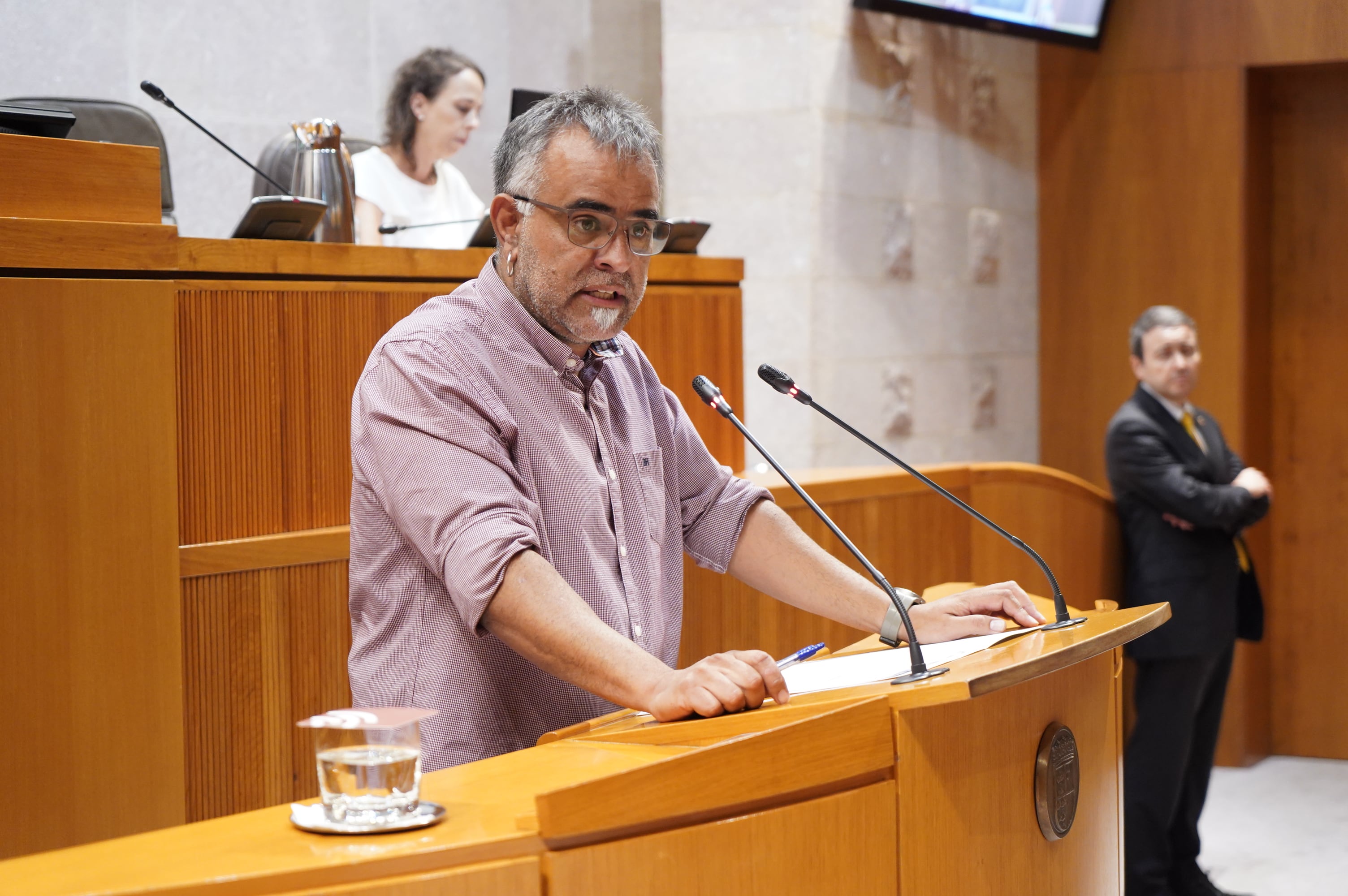 El portavoz de Podemos, Andoni Corrales, durante la investidura de Jorge Azcón en las Cortes de Aragón