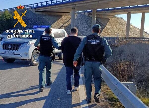 Imagen del detenido en el control de la Guardia Civil