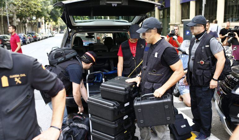 GRA018. BARCELONA, 28/08/15.- Agentes de la Guardia Civil están registrando la sede de la fundación de Convergència, Catdem, y cuatro ayuntamientos catalanes por mandato del juzgado número 1 de El Vendrell (Tarragona), que instruye un caso de presunta corrupción en el Ayuntamiento de Torredembarra (Tarragona). EFE/Alejandro García