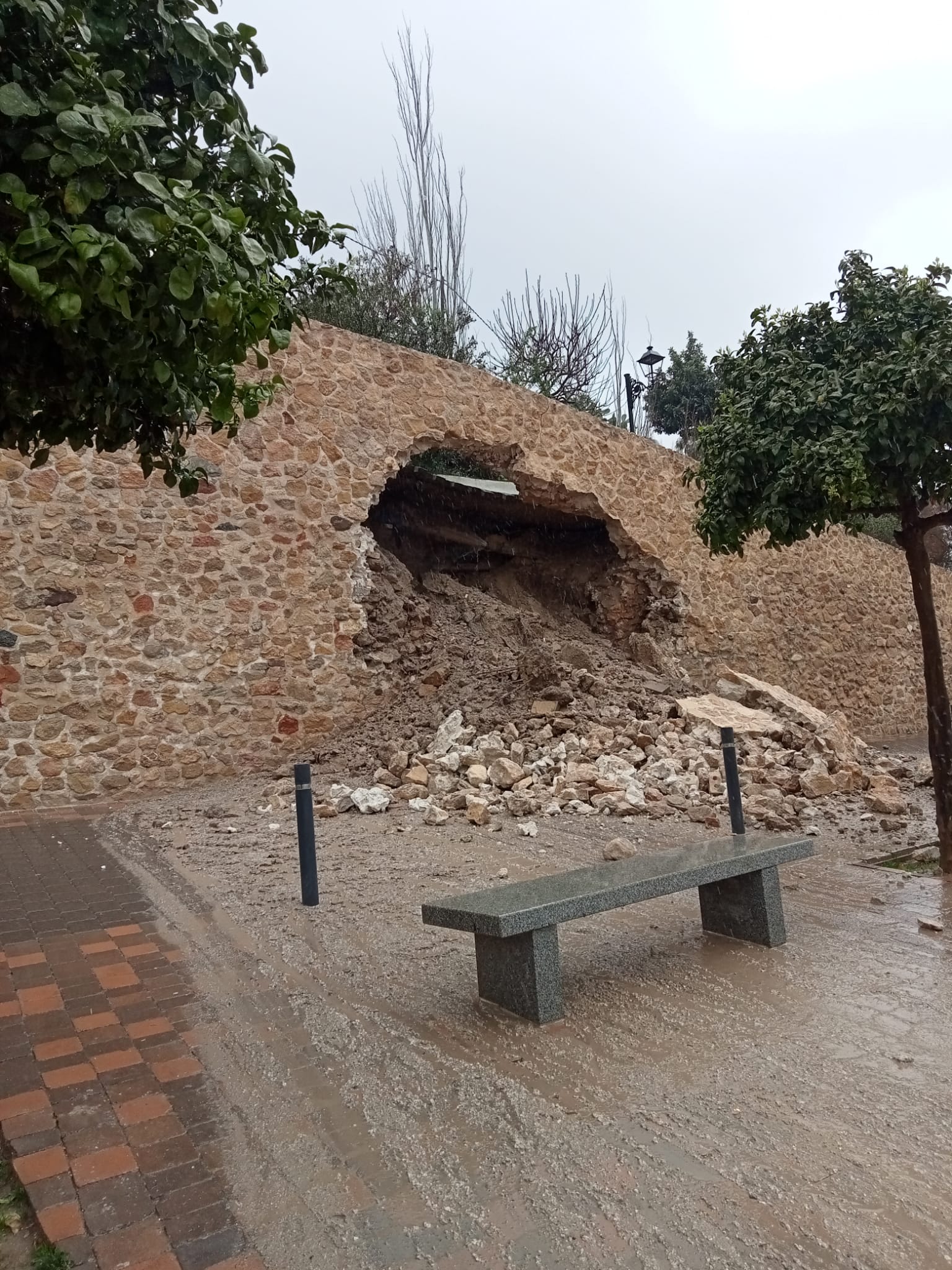 Derrumbe de un cerramiento moderno en el entorno de la antigua muralla medieval