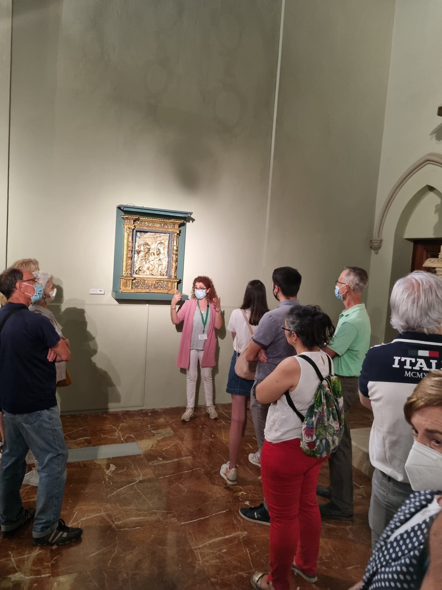 Susana Villacampa, en el Museo Diocesano, atendiendo una visita guiada