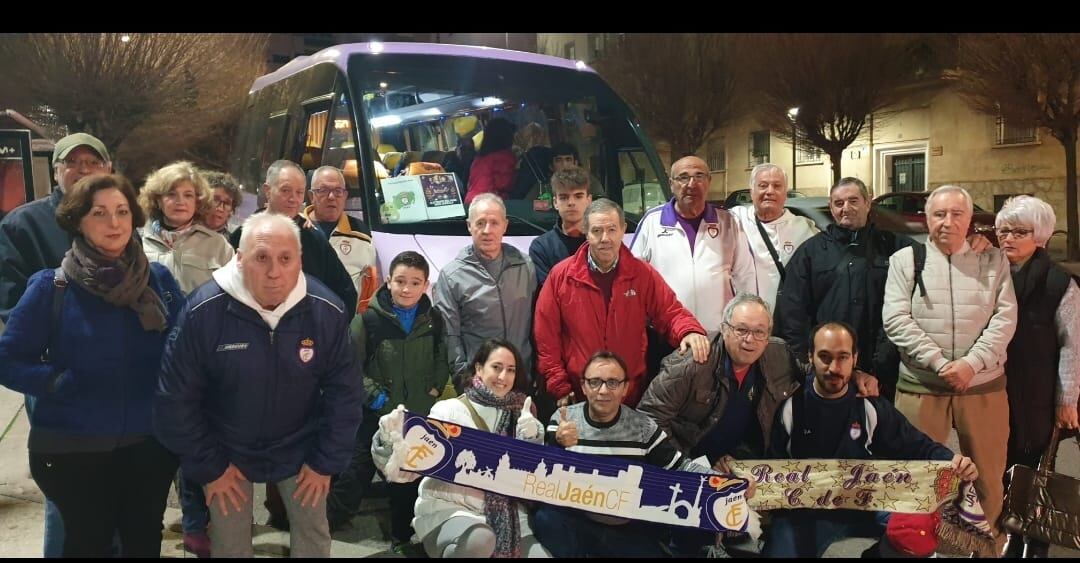 Algunos miembros de la Federación de Peñas en uno de los viajes organizados para animar al equipo cuando actúa como visitante