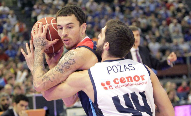 Mike James, con el balón ante la defensa del jugador del Rio Natura Monbús, José Pozas