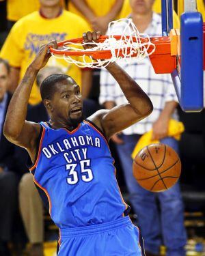 El alero de Ocklahoma City Thunder, Kevin Durant, durante la pasada final de la conferencia Oeste de la NBA contra los Warriors de Golden State.
