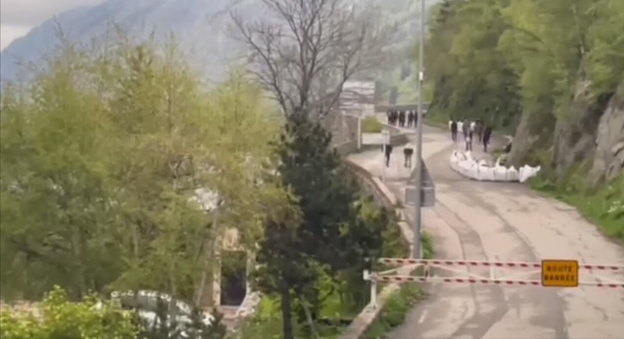 Un grup de presumptes contrabandistes caminant per l'antiga RN22 després d'abandonar els vehicles en els què transportaven el tabac davant la presència policial, prop de l'Ospitalet, amb la frontera amb Andorra, i captats per un videoaficionat de la zona.