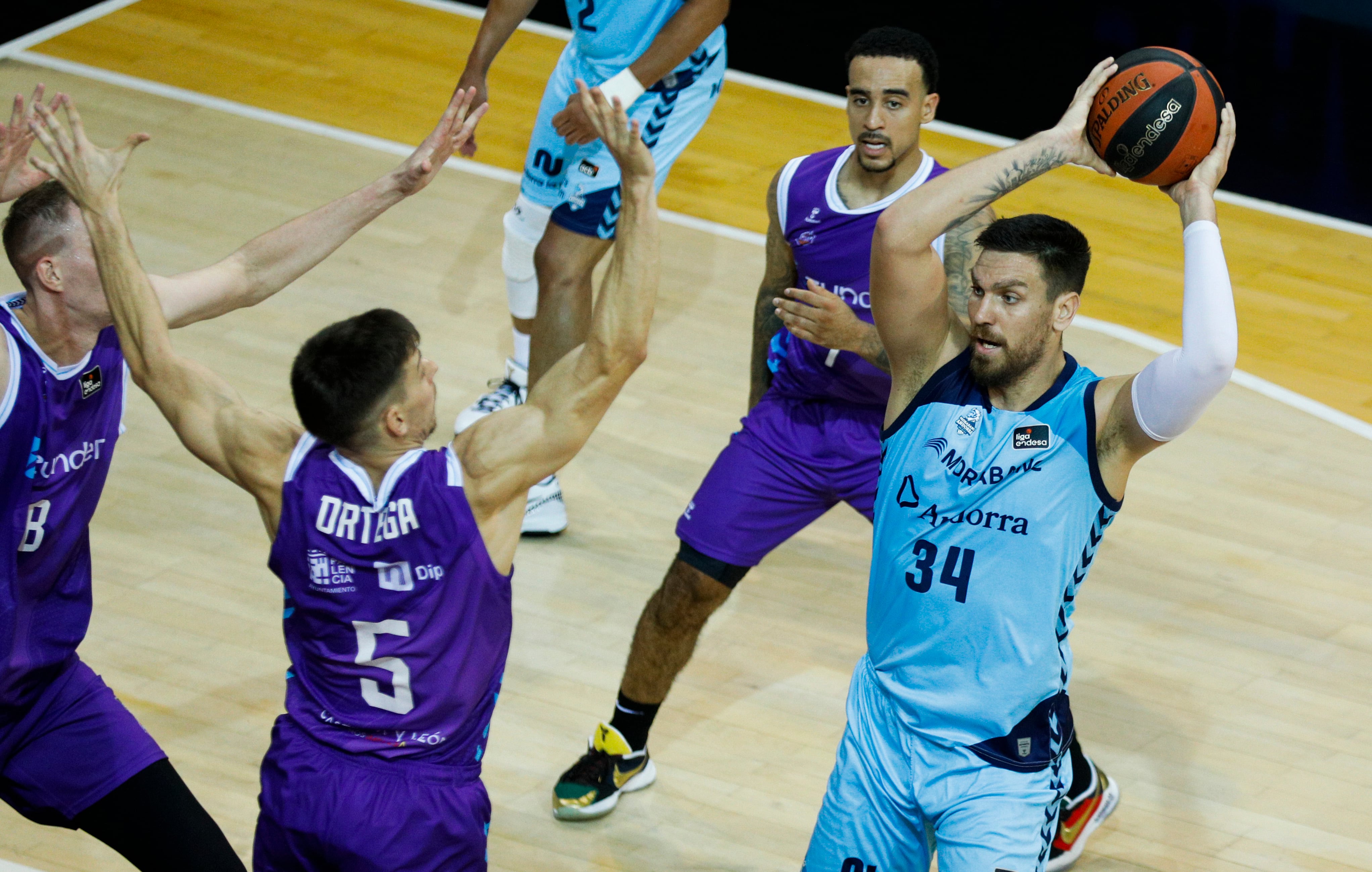 ANDORRA LA VELLA , 01/10/2023.- El pívot croata del MoraBanc Andorra Marin Maric (d) assisteix un company davant Chumi Ortega (c), escorta espanyol del Zunder Palència, durant el partit de la tercera jornada de la Lliga Endesa de bàsquet que s&#039;ha disputat aquest diumenge al polisportiu d&#039;Andorra.