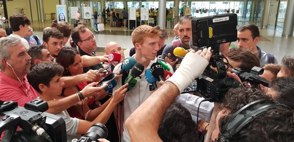 El base del Unicaja Alberto Díaz a su llegada a Málaga, tras conseguir el título de Campeón de Europa