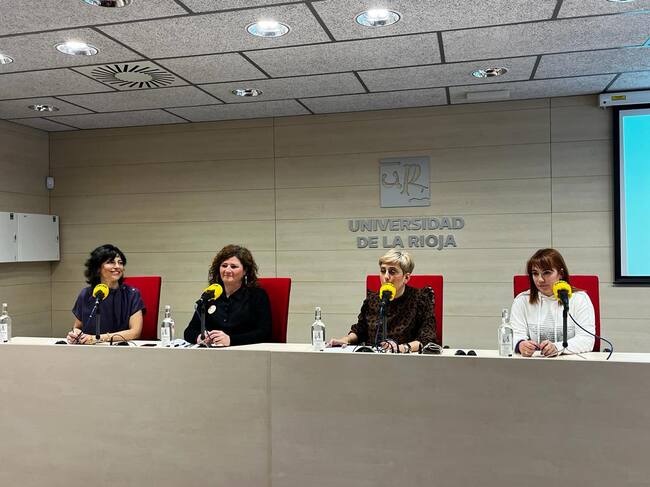 Izaskun Fernández, portavoz de la plataforma 8M; Ana Victoria del Vigo, vicesecretaria general de UGT La Rioja y Sonia Sobrón, responsable de Mujer de Comisiones Obreras en La Rioja