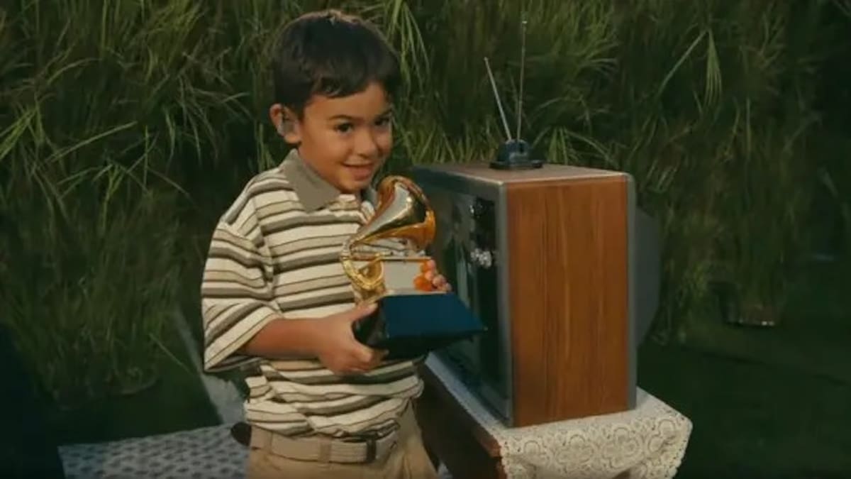 ¿Quién es el niño al que Bad Bunny le entregó el Grammy durante la Super Bowl?